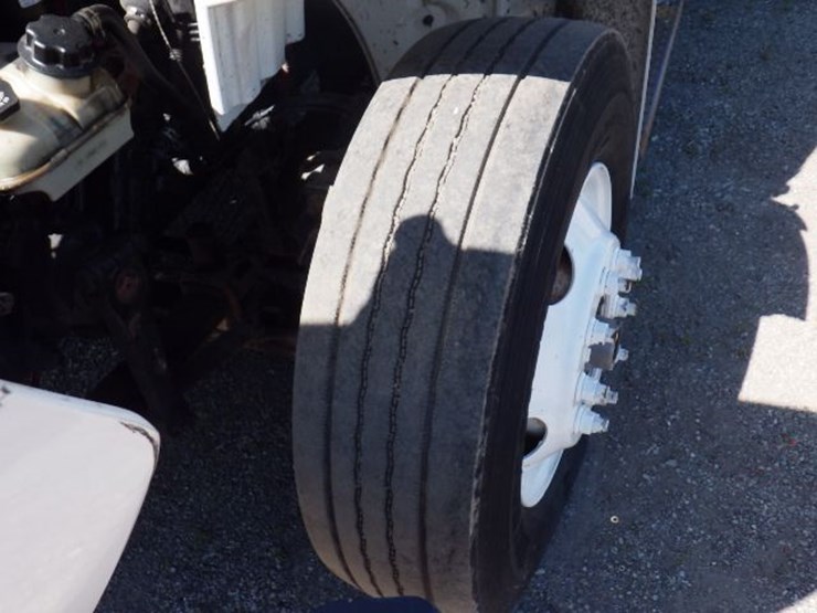 2016-freightliner-m2-106-image-16