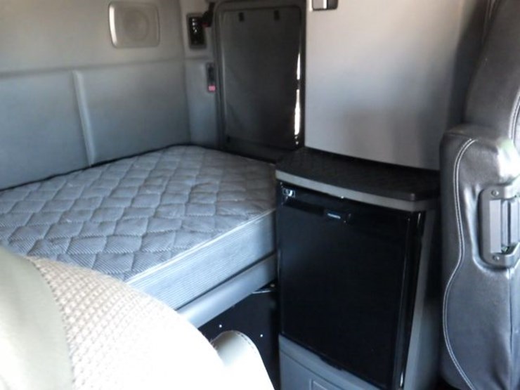 2016-kenworth-t680-image-5