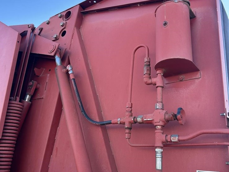 new-holland-660-image-34