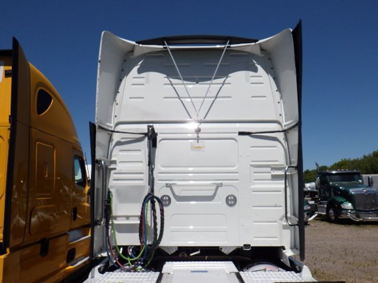 2022-volvo-vnl860-image-10
