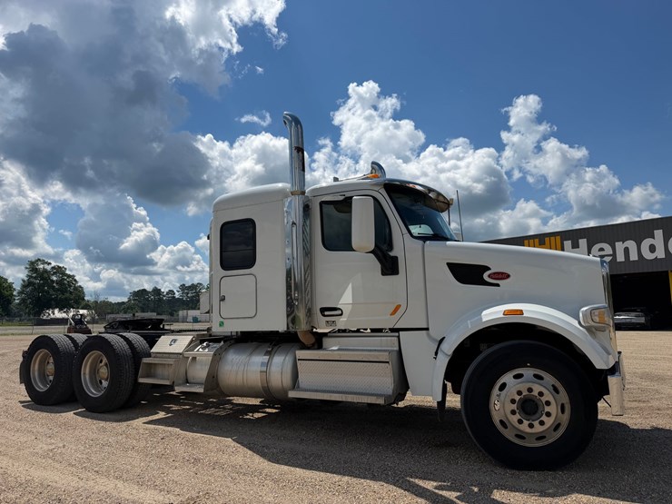2021-peterbilt-567-image-1