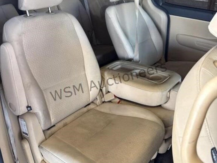 2016-kia-sedona-lx-image-11