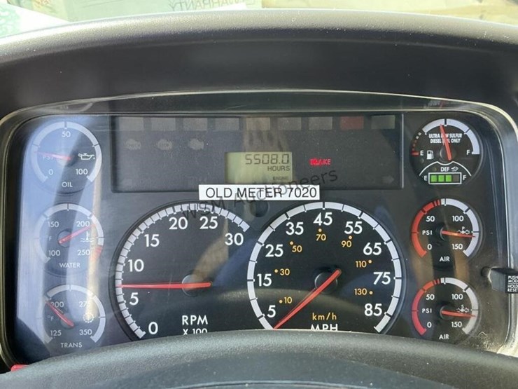 2011-freightliner-m2-106-image-30