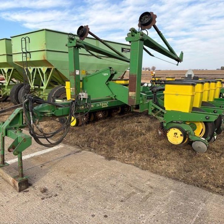 1994 JOHN DEERE 7200