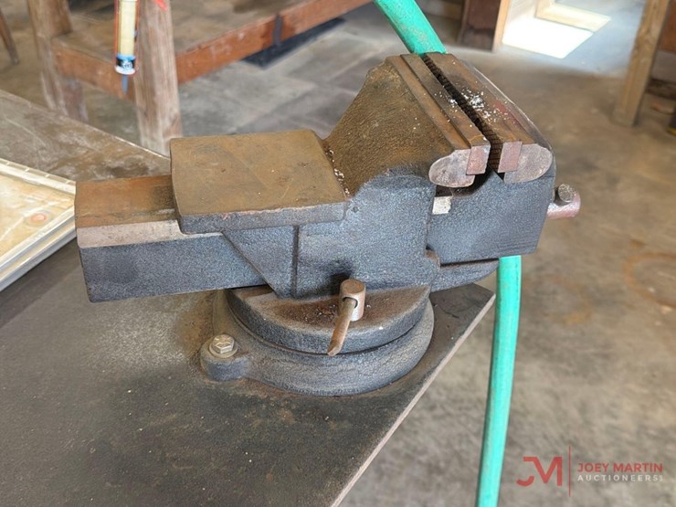 metal-shop-table-w/-vise-image-5