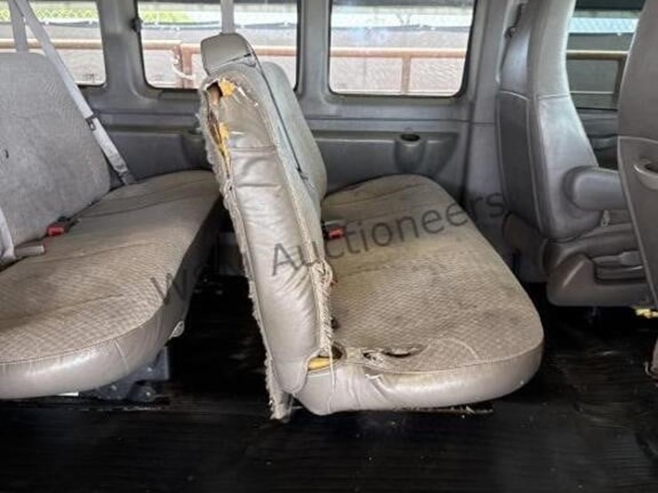 2016-chevrolet-express-3500-image-11