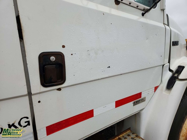 2001-freightliner-fl70-image-24