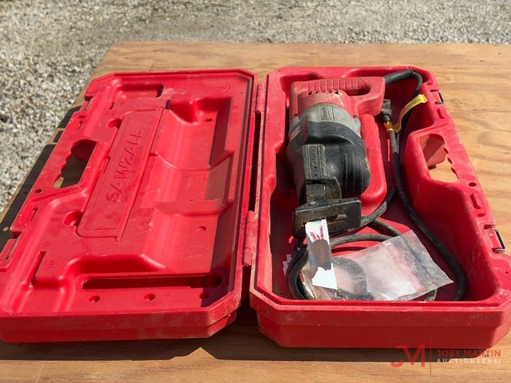 milwaukee-heavy-duty-electric-reciprocating-saw-with-case-image-2