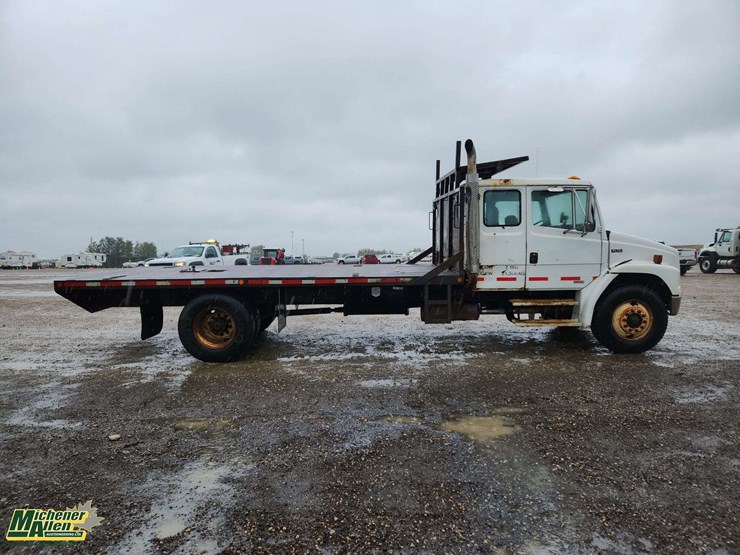 2001-freightliner-fl70-image-7