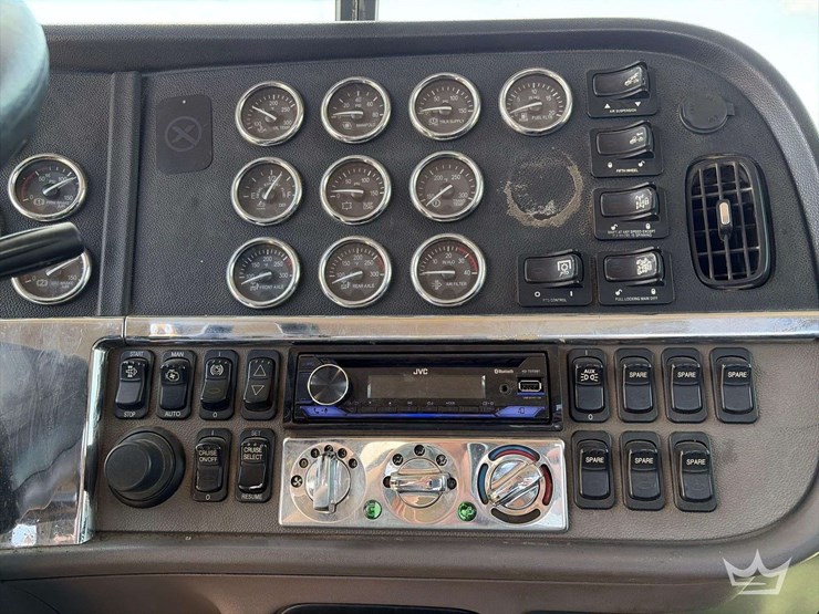 2016-peterbilt-389-image-15