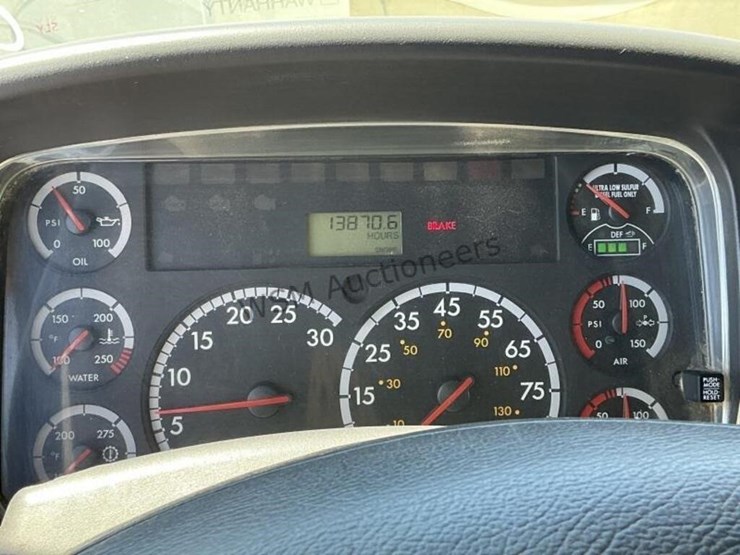 2012-freightliner-m2-106-image-19
