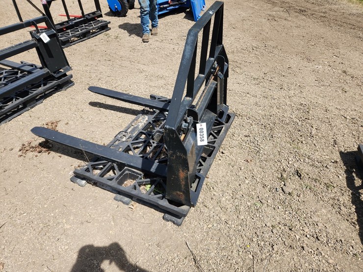#358-•-skidsteer-pallet-forks-image-3