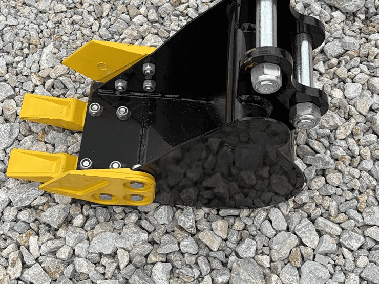 mini-excavator-toothed-bucket-attachment-image-1