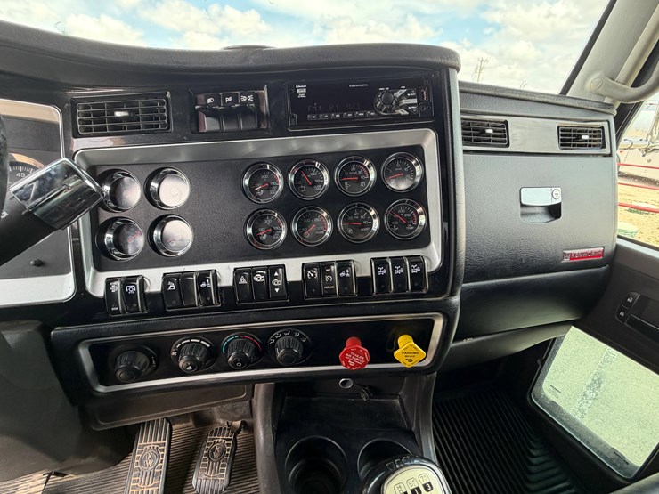 2020-kenworth-t800-image-27