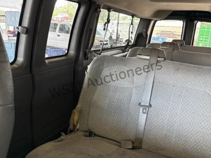 2016-chevrolet-express-3500-image-27