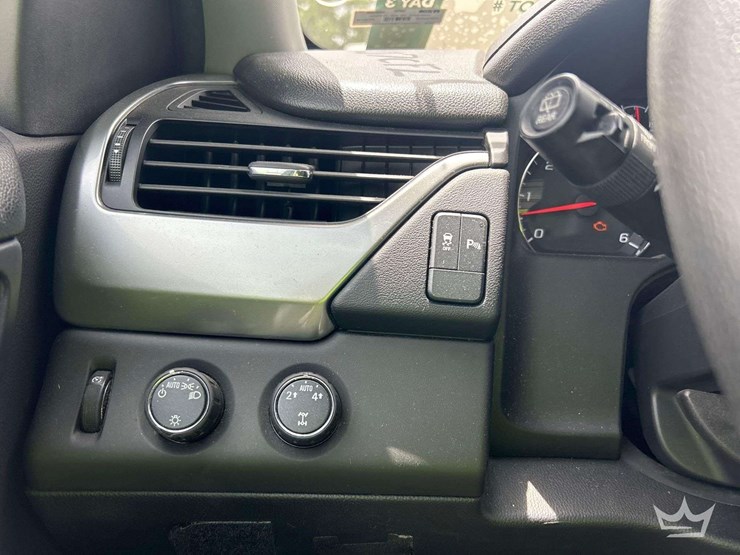 2015-chevrolet-suburban-image-40