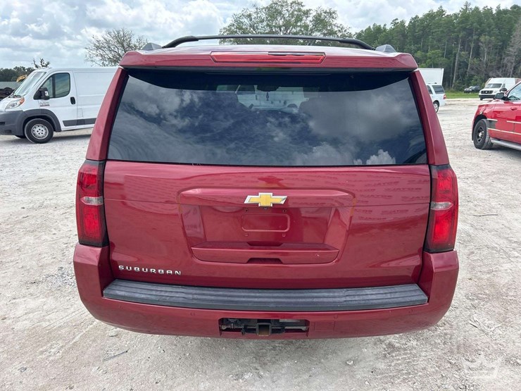 2015-chevrolet-suburban-image-26