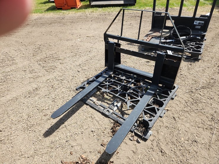 #358-•-skidsteer-pallet-forks-image-1