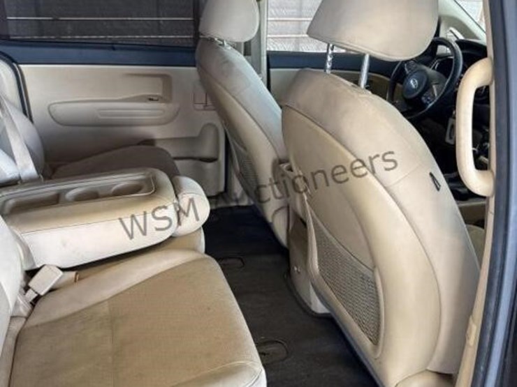 2016-kia-sedona-lx-image-12