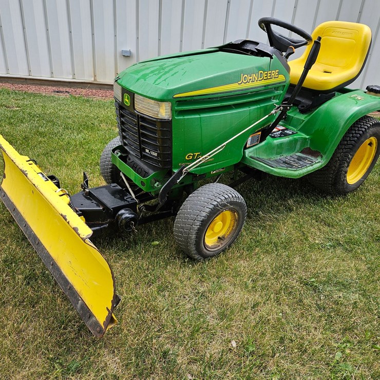 JOHN DEERE GT235