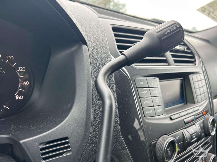 2016-ford-explorer-image-15