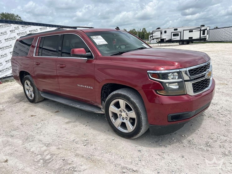 2015-chevrolet-suburban-image-2