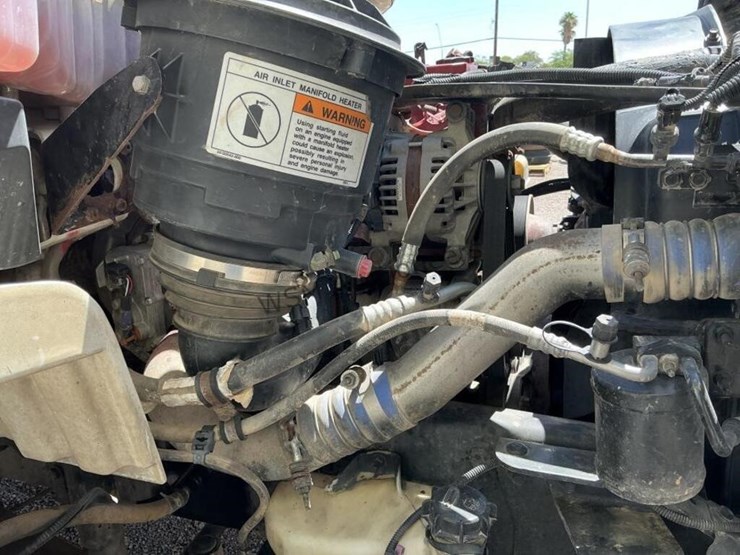 2012-freightliner-m2-106-image-12