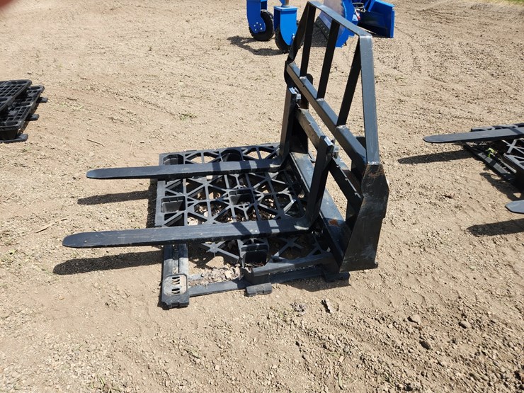#357-•-skidsteer-pallet-forks-image-2