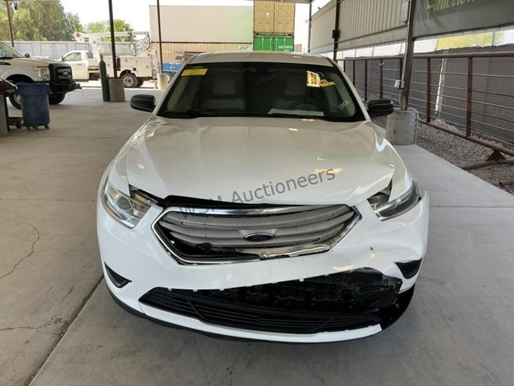 2017-ford-taurus-se-sdn-image-3