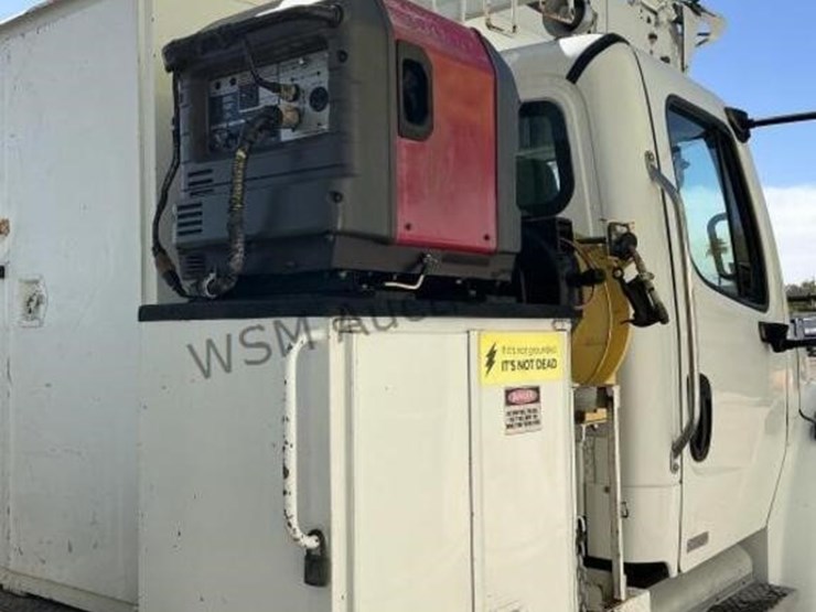 2012-freightliner-m2-106-image-15