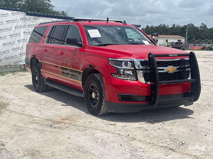 2015-chevrolet-suburban-image-2