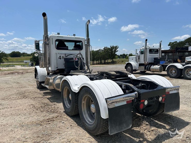 2016-peterbilt-389-image-3