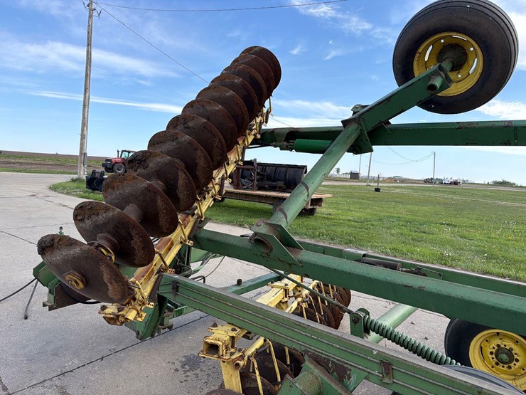 john-deere-220-image-19