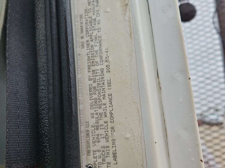 2001-freightliner-fl70-image-26