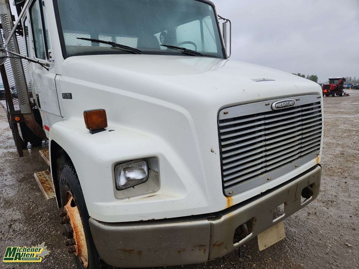 2001-freightliner-fl70-image-19
