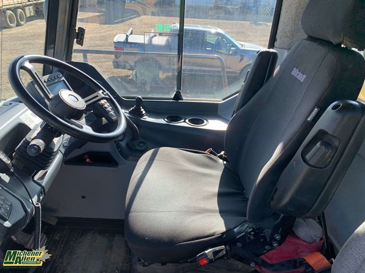 2019-deere-310e-image-11