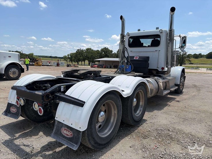 2016-peterbilt-389-image-4