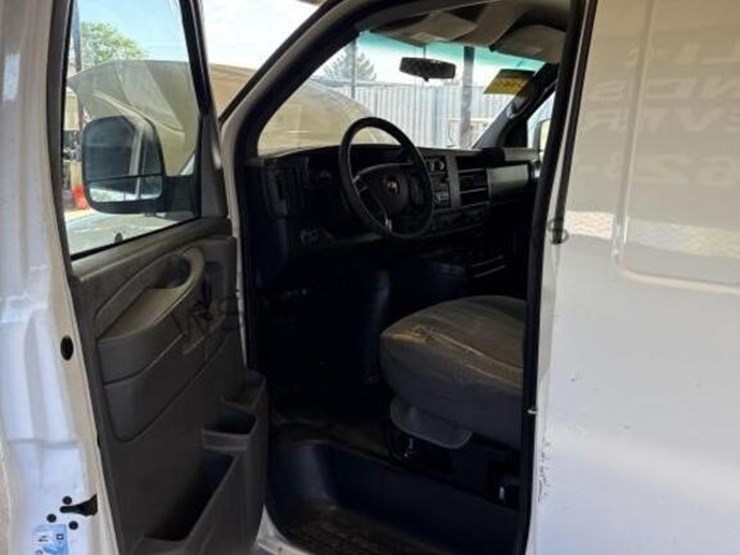 2015-chevrolet-express-2500-image-26