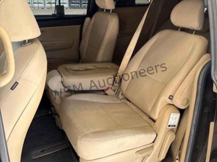 2016-kia-sedona-lx-image-27