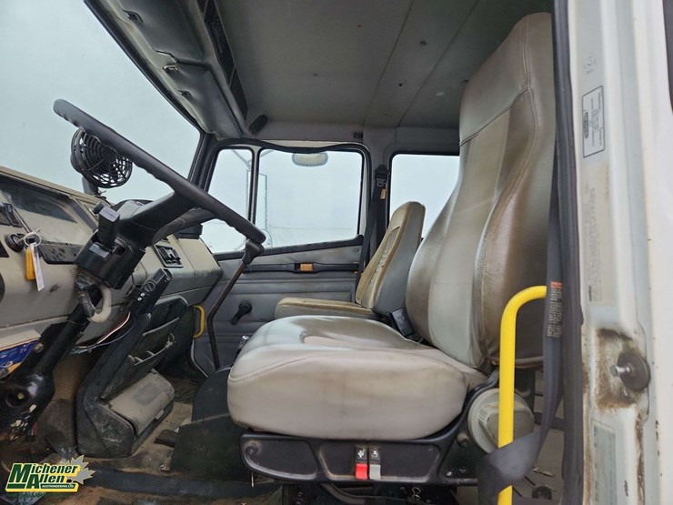 2001-freightliner-fl70-image-16