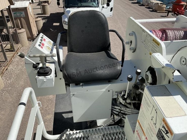 2012-freightliner-m2-106-image-18