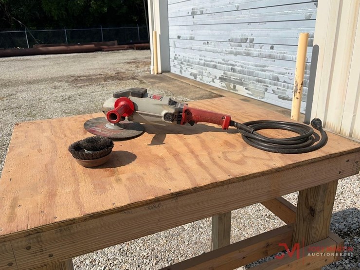 milwaukee-heavy-duty-electric-sander-image-4