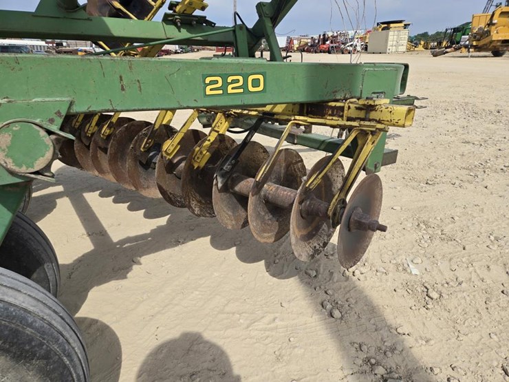 john-deere-220-image-5