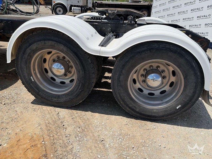 2016-peterbilt-389-image-27