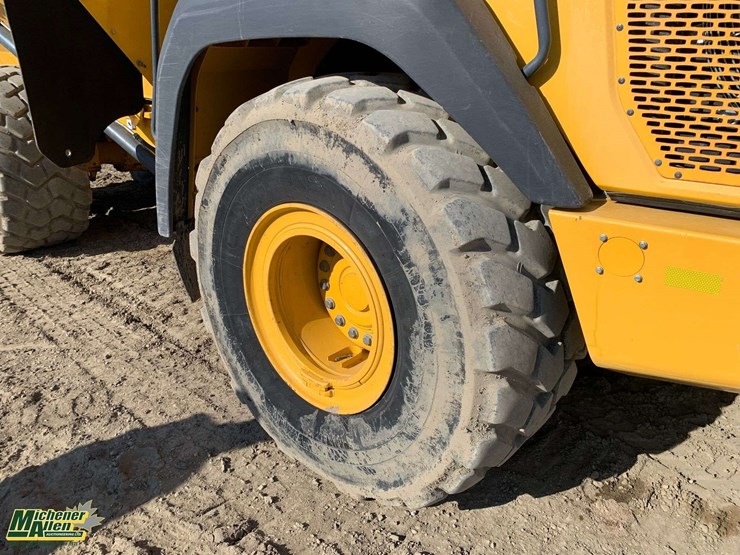 2019-deere-310e-image-3