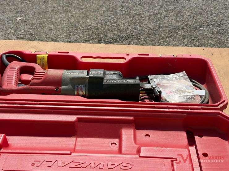 milwaukee-heavy-duty-electric-reciprocating-saw-with-case-image-3