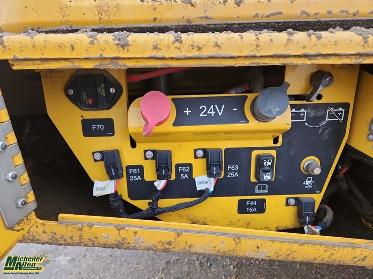2020-deere-310e-image-17
