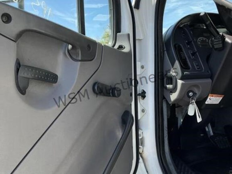 2012-freightliner-m2-106-image-38