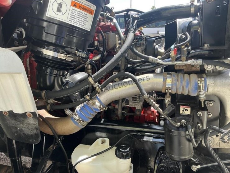 2011-freightliner-m2-106-image-24