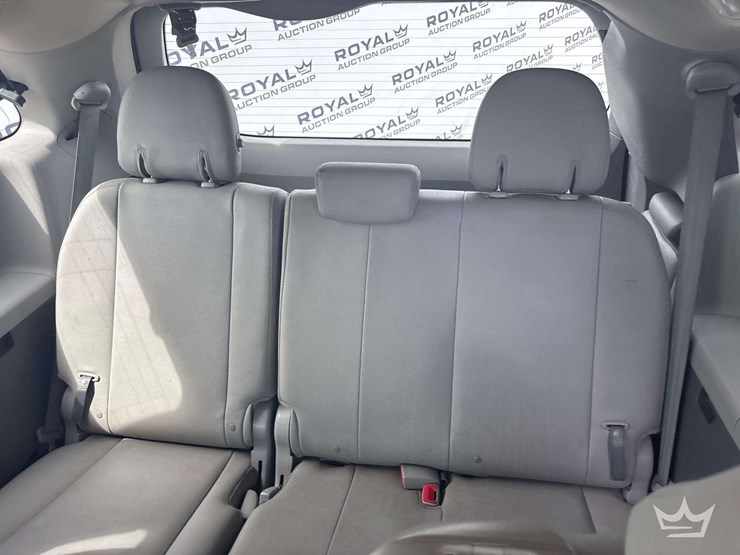 2016-toyota-sienna-image-16